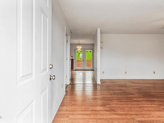 3rd image of 632 Mountain View Dr