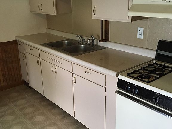 4th image of 906 Saint James St