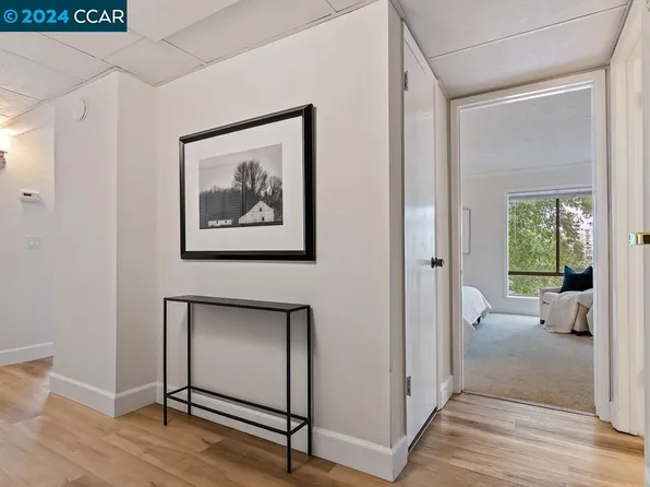 300 N Civic Dr APT 411, Walnut Creek, CA 94596