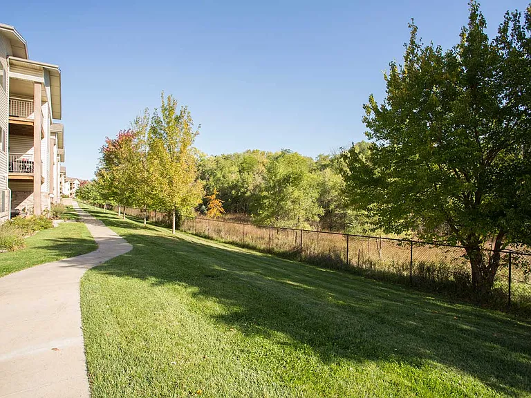 Being next to the Zorinsky Lake Preserve offers lush green outdoor spaces and relaxing walking paths.