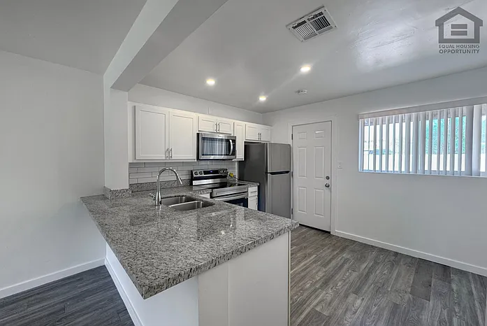 1336 E Willetta St #11 — Photo 11