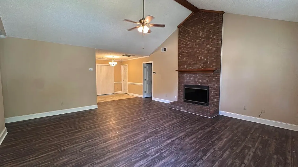 3 bed, 1322 sqft, $2,300 — Photo 3