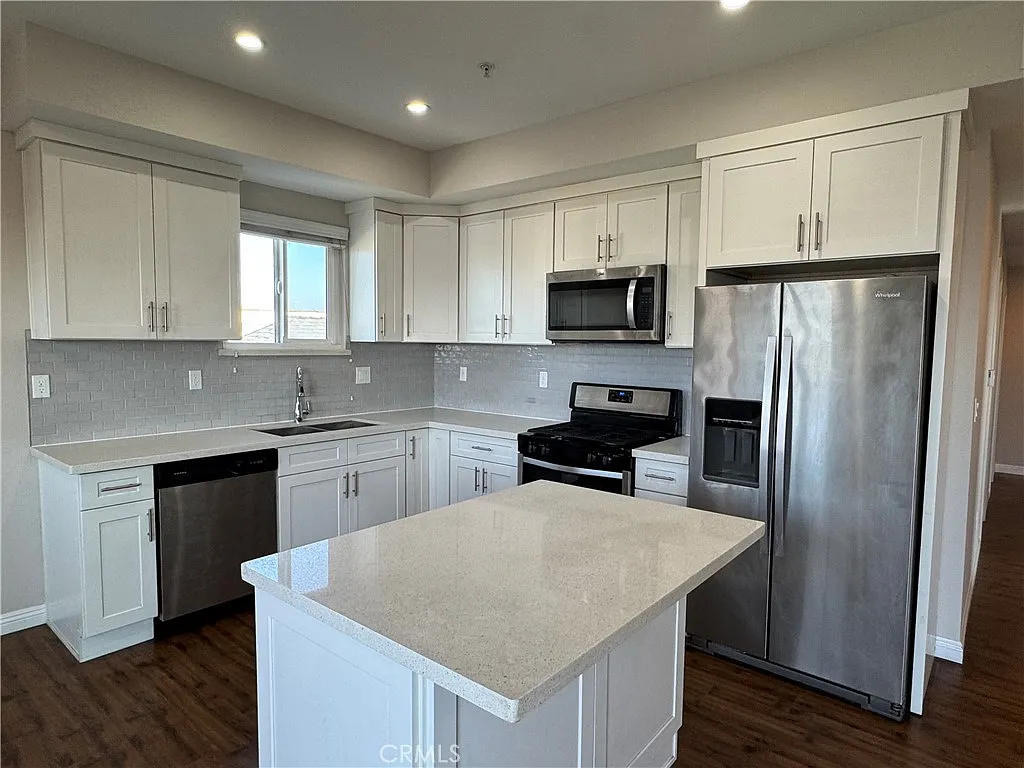 4 bed, 1669 sqft, $3,580 — Photo 3