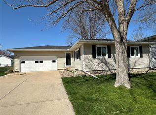 1364 Cress Pkwy, Hiawatha, IA 52233