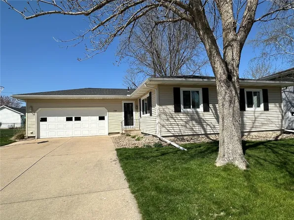 1364 Cress Pkwy, Hiawatha, IA 52233