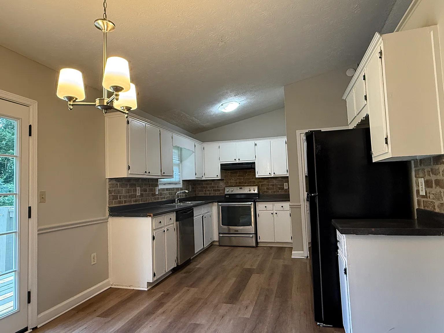 3 bed, 1634 sqft, $1,998 — Photo 2