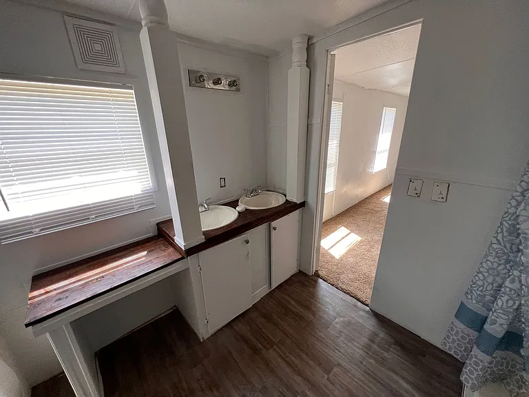 112 E Troy Ter — Photo 10