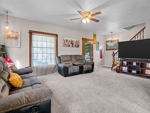 5th image of 511 1st Ave NE