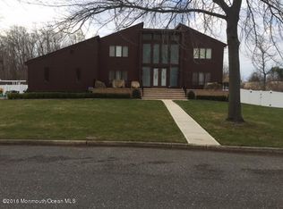 17 Old Farm Rd, Oakhurst, NJ 07755