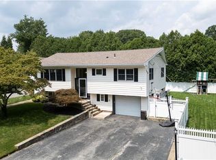 15 Mohawk Trl, Cranston, RI 02921