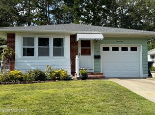 33 Sunflower Ln, Toms River, NJ