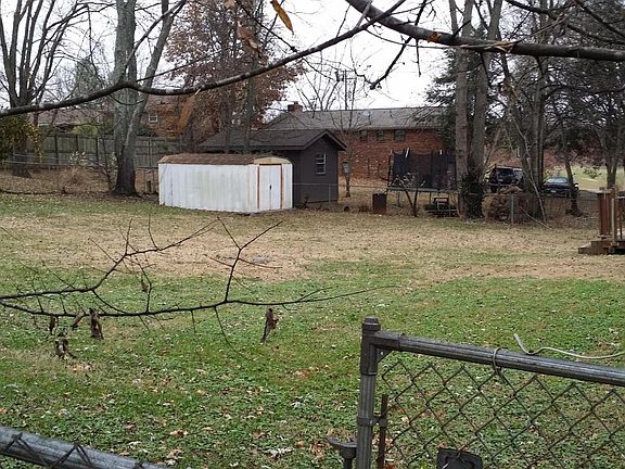 2nd image of 422 Iroquois Ln