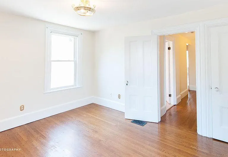 527 E 4th St #1 — Photo 17