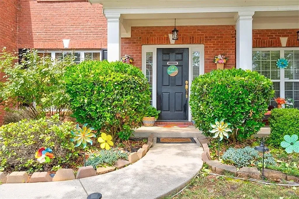 6 bed, 3642 sqft, $2,875 — Photo 3