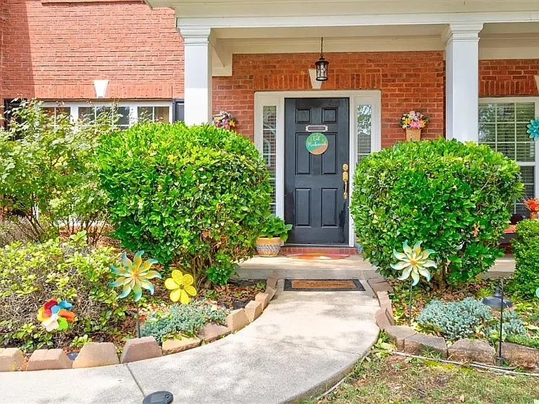 380 Simonton Crest Dr — Photo 3