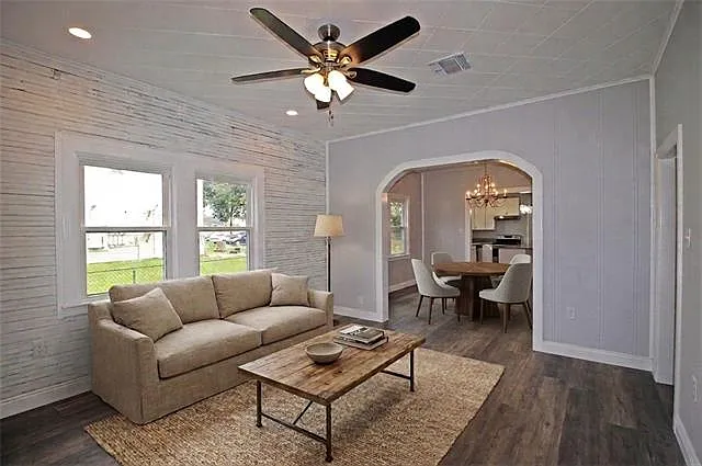 3 bed, 2.0 bath, 1681 sqft, $1,900 — Photo 2