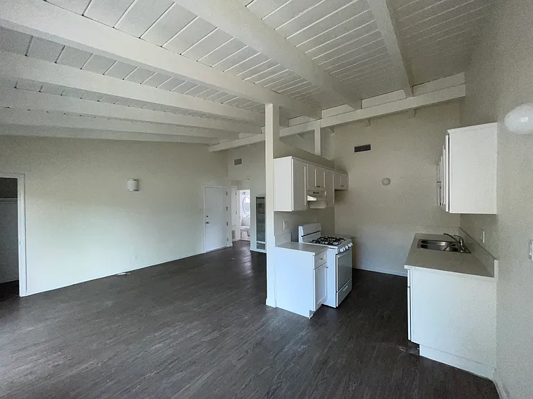 10239 Darby Ave #5 — Photo 4