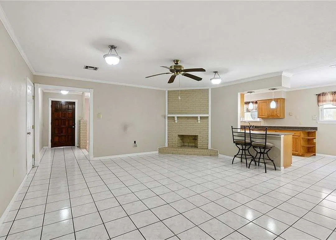 4 bed, 2006 sqft, $2,600 — Photo 2