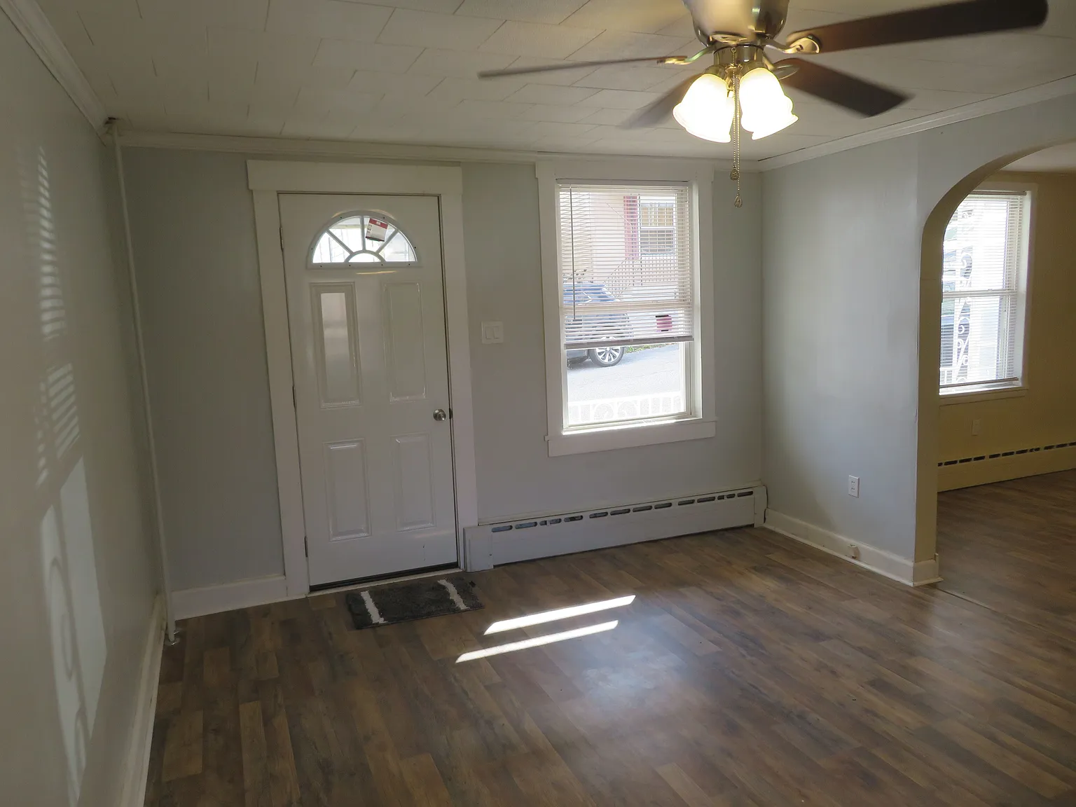 3 bed, 1.0 bath, 1112 sqft, $1,050 — Photo 1