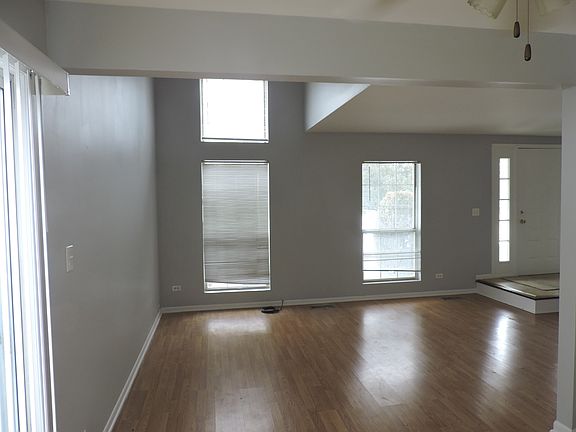 5th image of 323 Wisteria Dr
