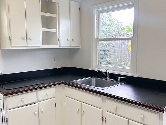 3rd image of 2027 Jefferson St #C