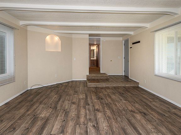 3rd image of 1303 Custer Dr