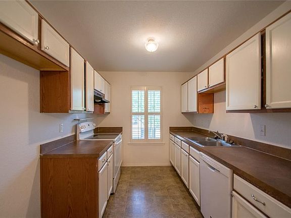 3rd image of 835 Villagepoint Ln