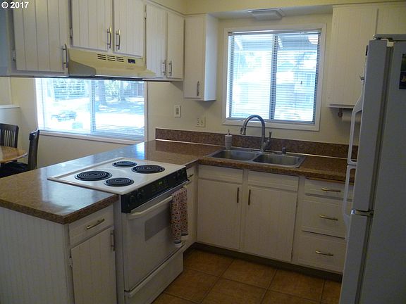 5th image of 517 NE 147th Ave