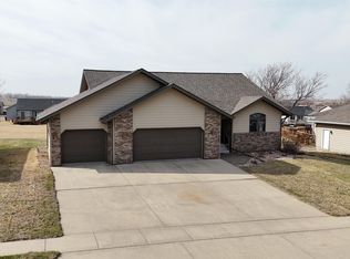 129 S Leslie Dr, Garretson, SD 57030