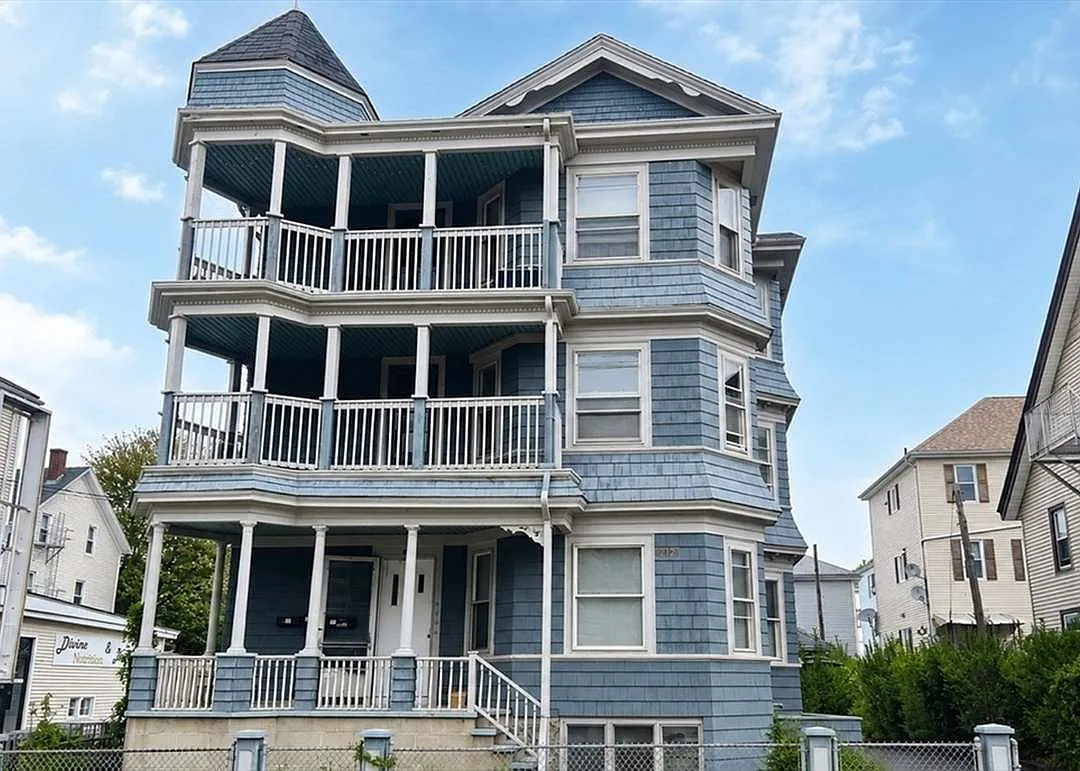 4 bed, $2,200 — Photo 1