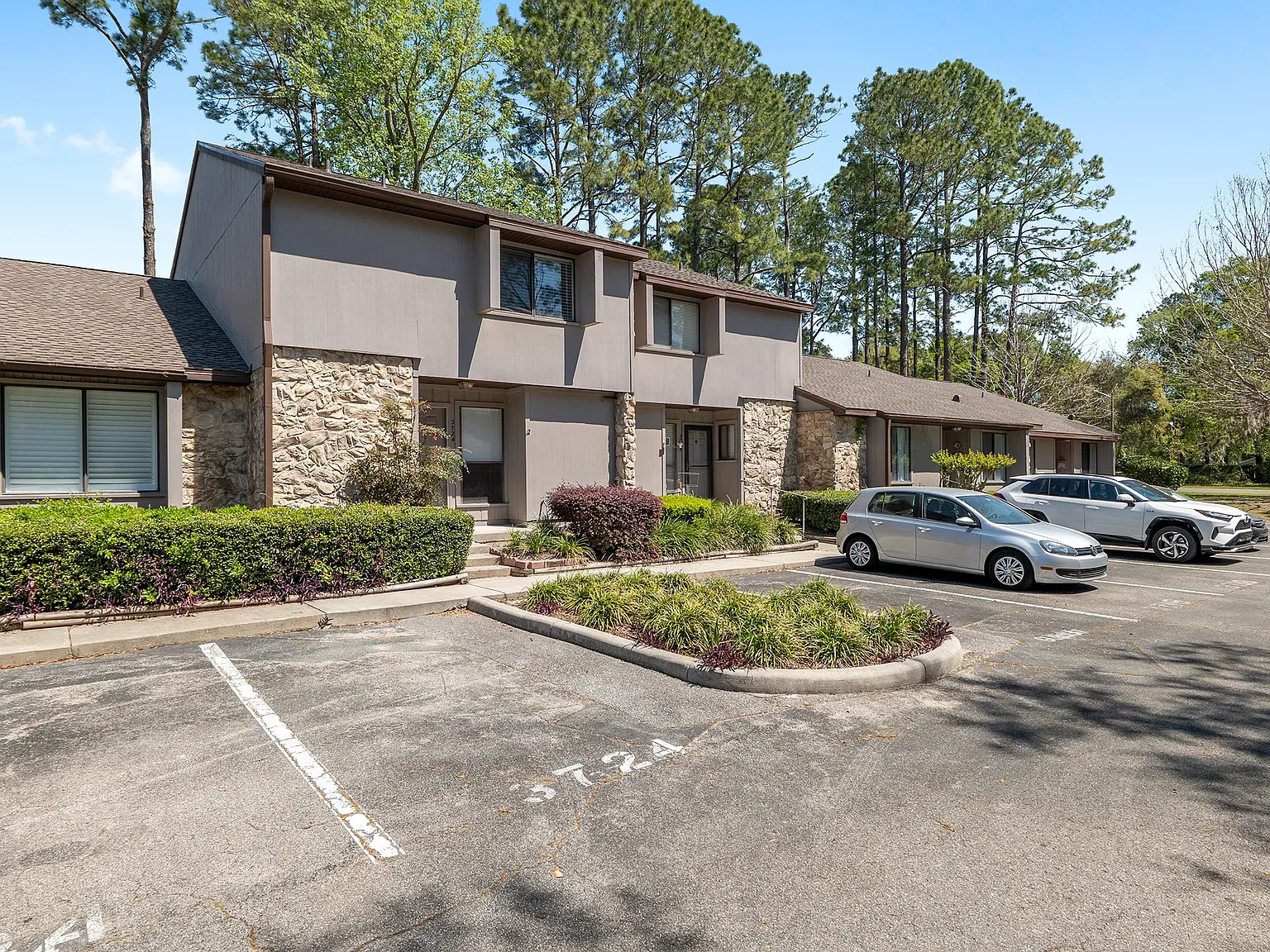 2 bed, 2.5 bath, 1688 sqft, $1,895 — Photo 3