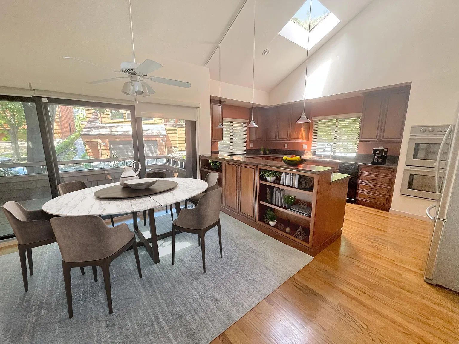 3 bed, 2.5 bath, 2519 sqft, $5,600 — Photo 3