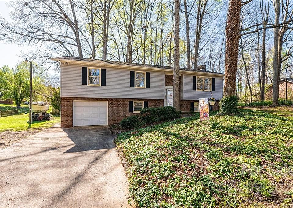1st image of 1028 Autumn Ln