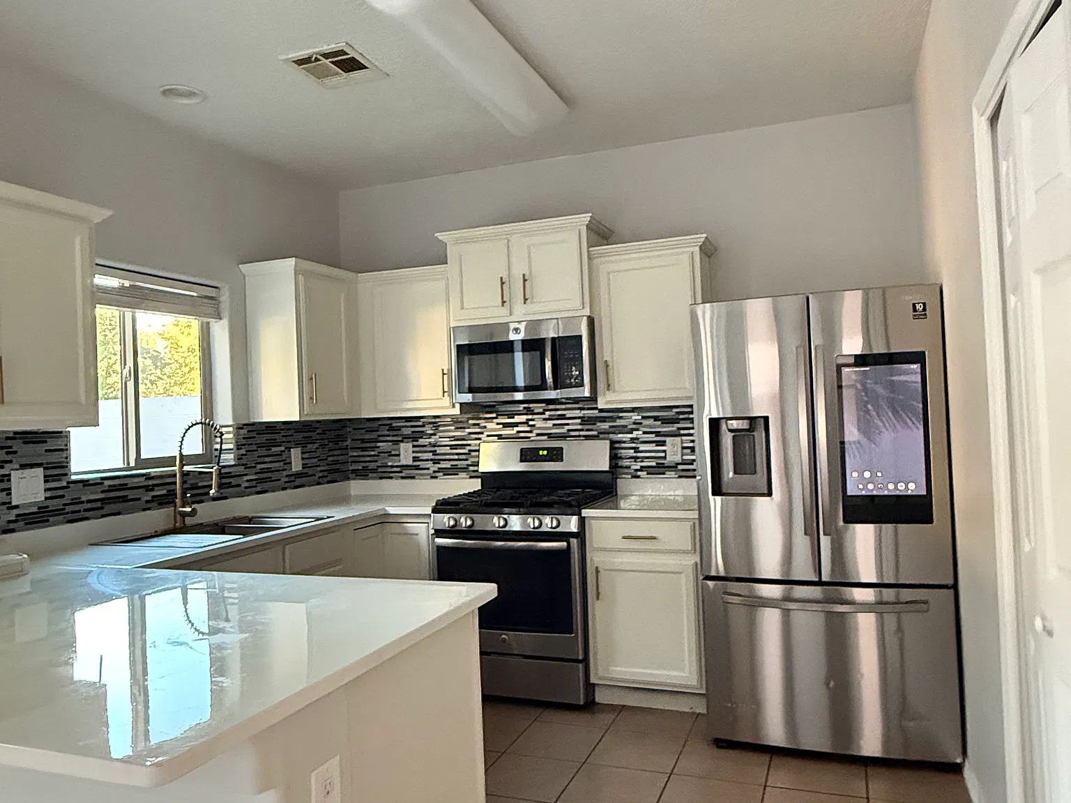 3 bed, 1834 sqft, $3,000 — Photo 1