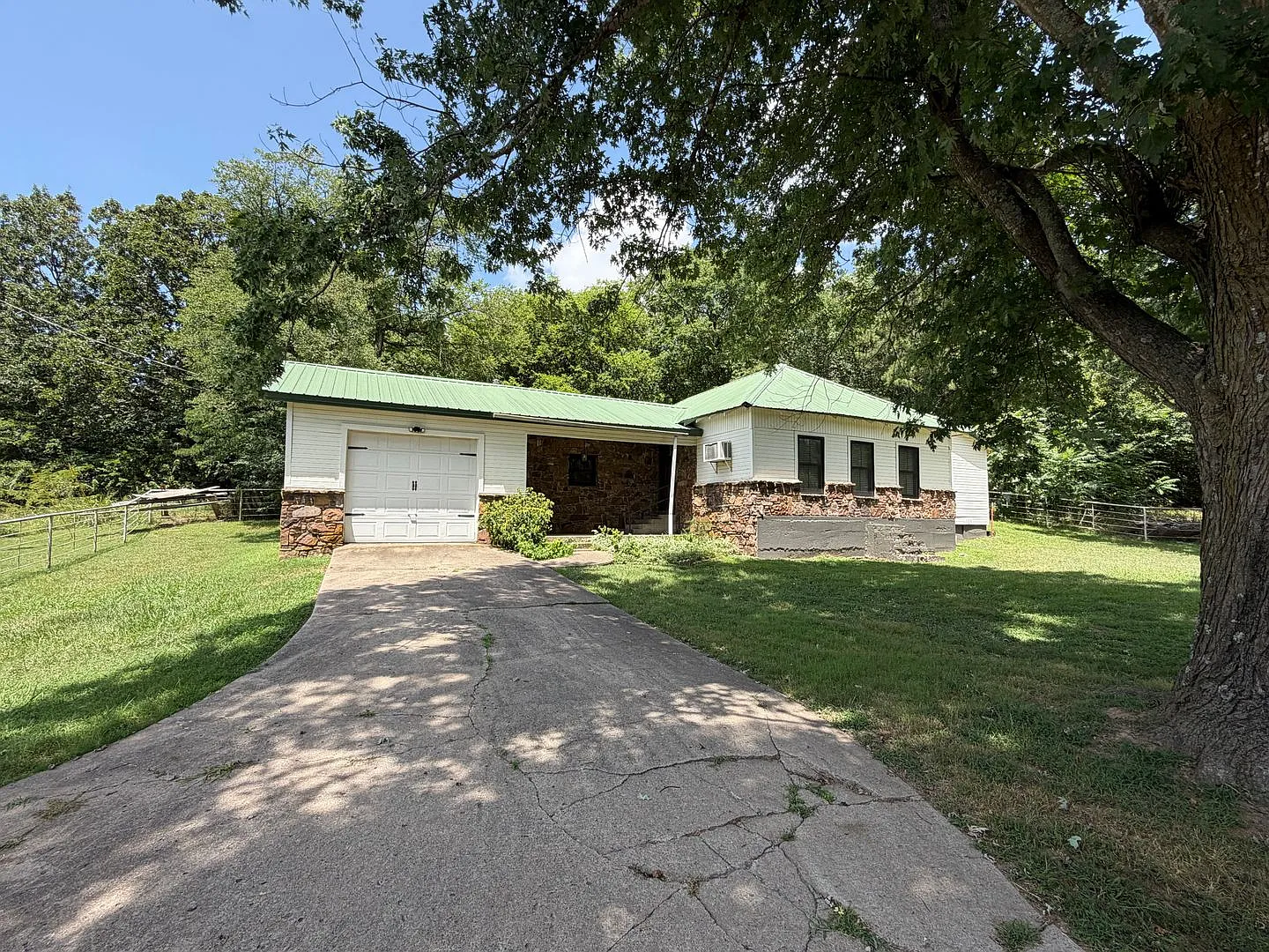 Country Living: 3 Bedroom and 2 Bathroom Home Newly Renovated — Photo 2