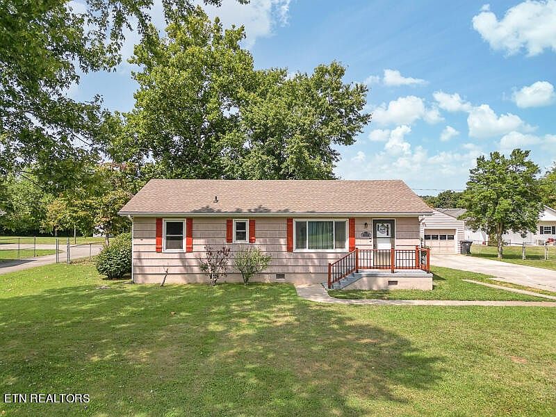 1st image of 809 Glenoaks Dr
