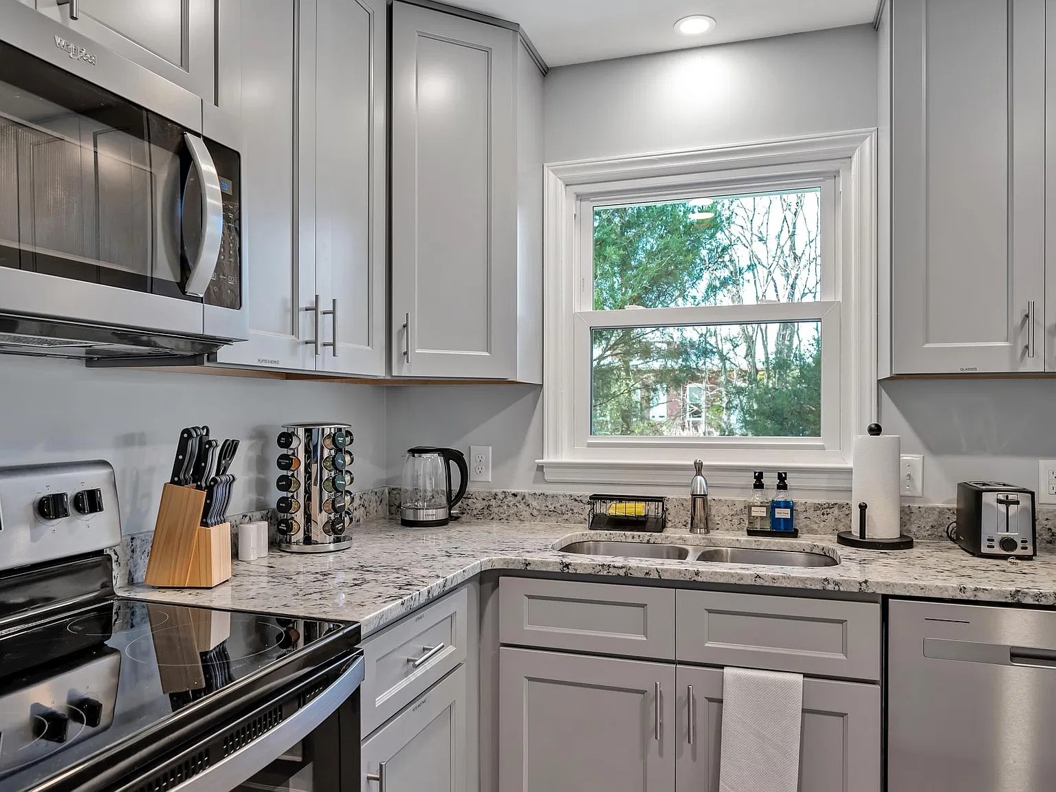 3 bed, 1066 sqft, $3,695 — Photo 3