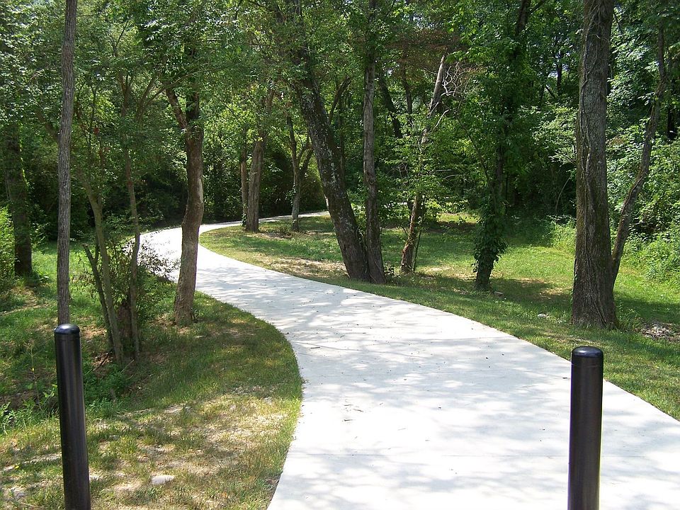 nearby walking/cycling trails