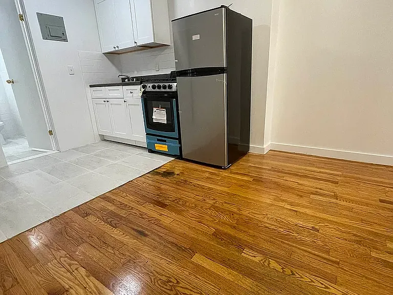 230 E 2nd St #D — Photo 3