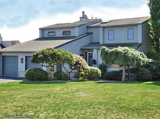 24 Harborview Dr, Warwick, RI 02889