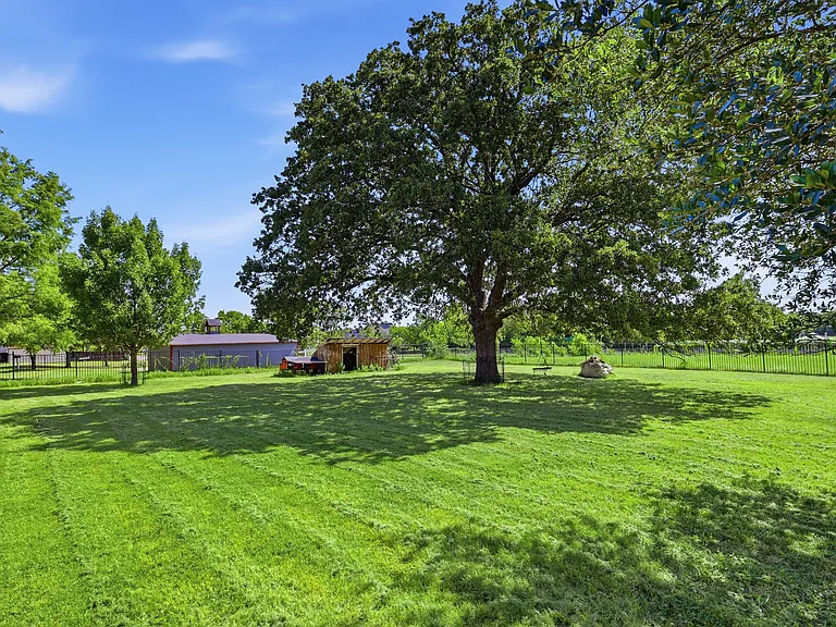 1453 Whitley Rd — Photo 41