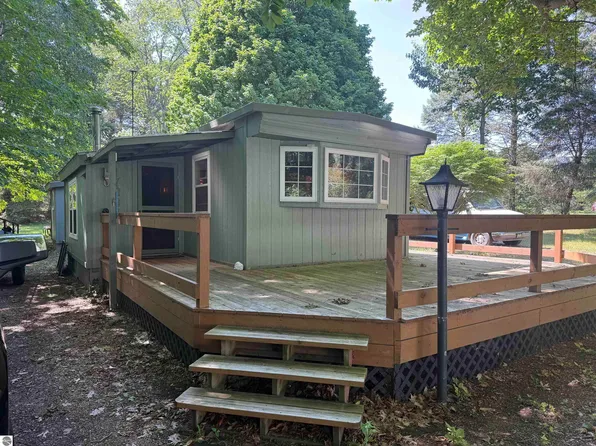17034 3rd St, Arcadia, MI 49613