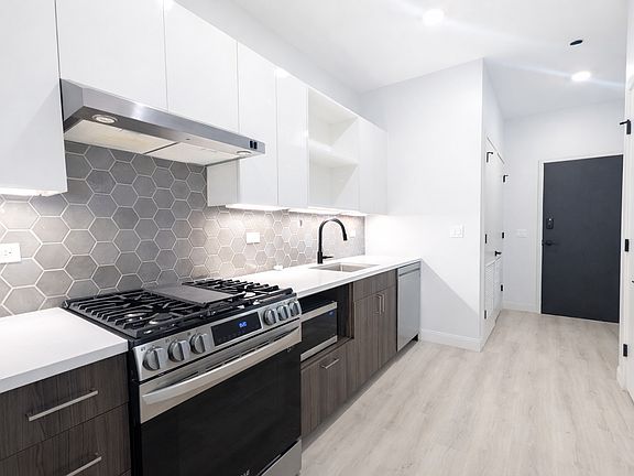 2nd image of 947 W Sunnyside Ave #306