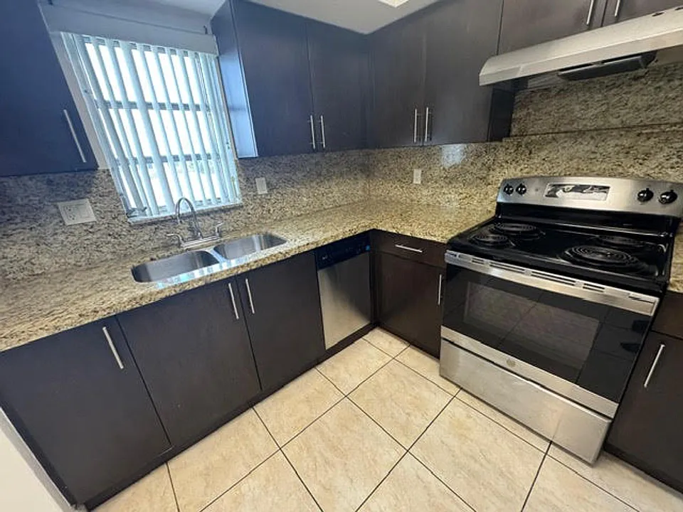 555 S Luna Ct Hollywood, FL 33021