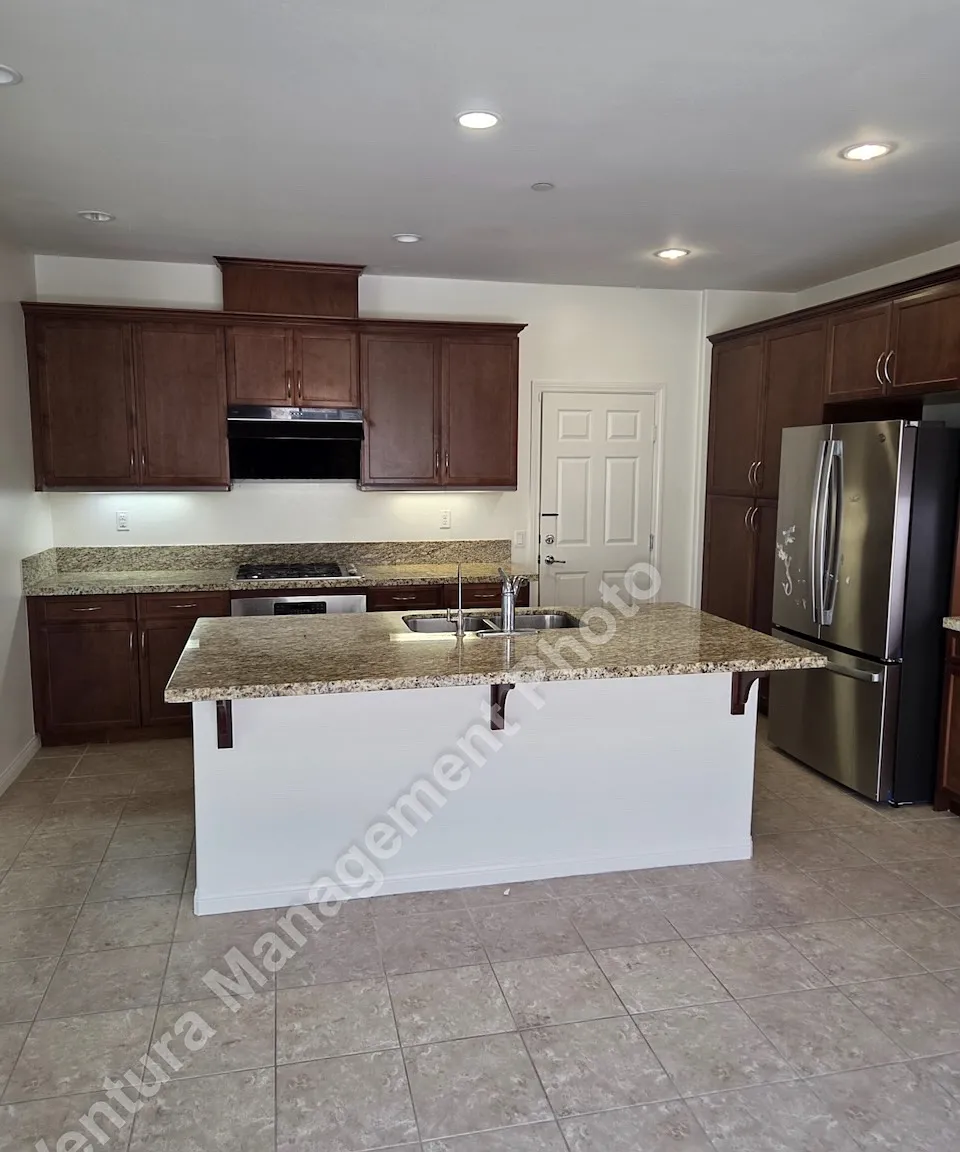 4 bed, 2.5 bath, 1971 sqft, $4,100 — Photo 4
