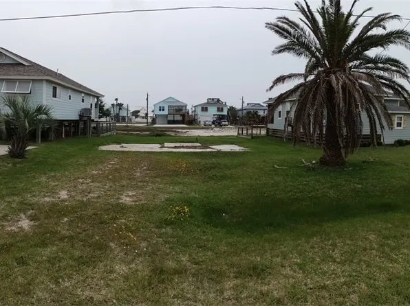 912 S Live Oak St, Rockport, TX 78382