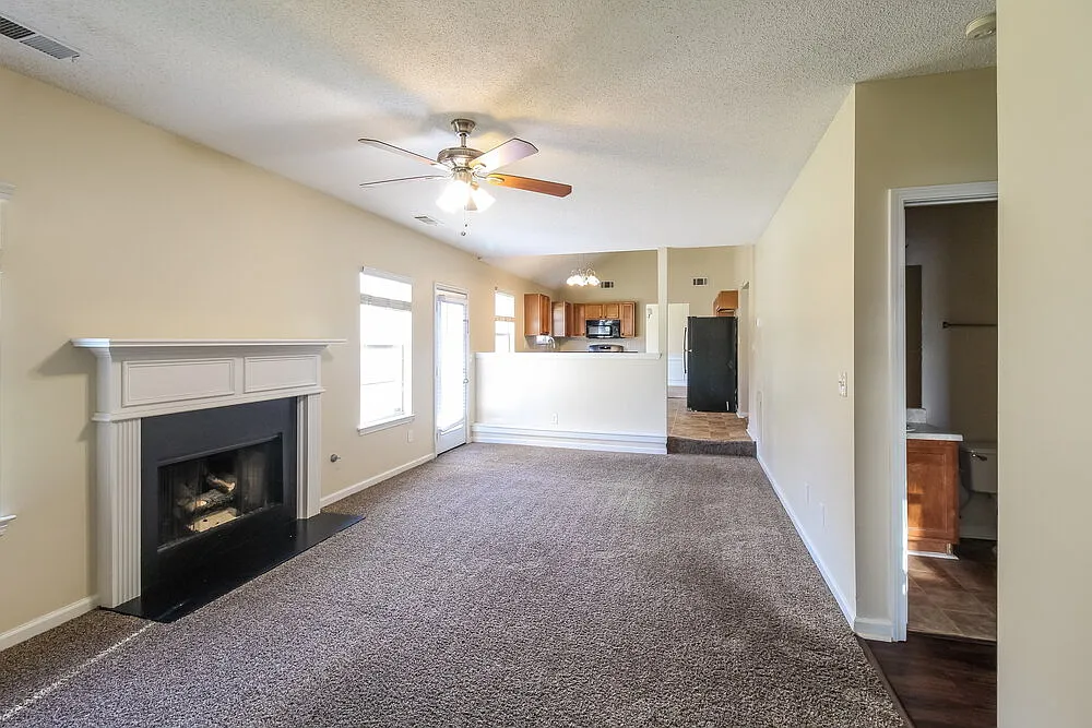 3 bed, 2.0 bath, 2019 sqft, $3,080 — Photo 4