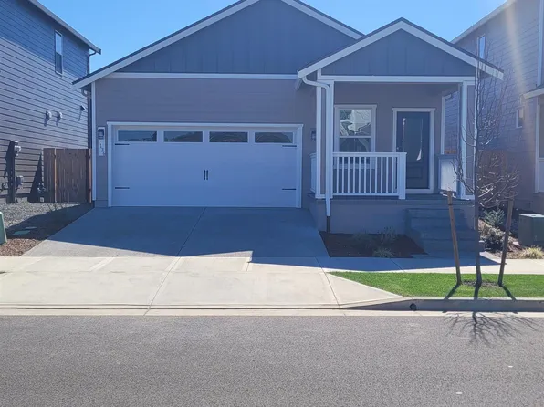 1136 Parkside Ave, Woodburn, OR 97071