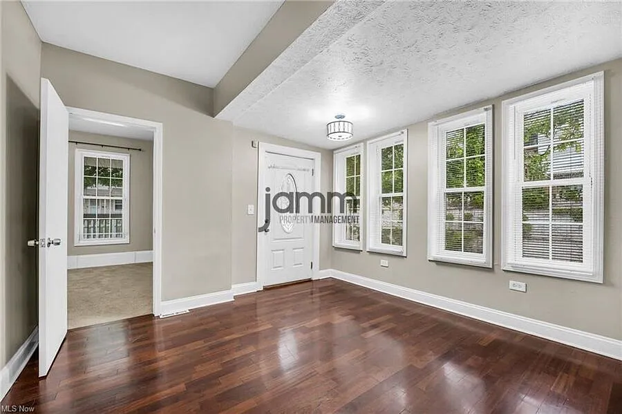 Beautiful 4-bedroom Single Family Home near Gordon Square! — Photo 4
