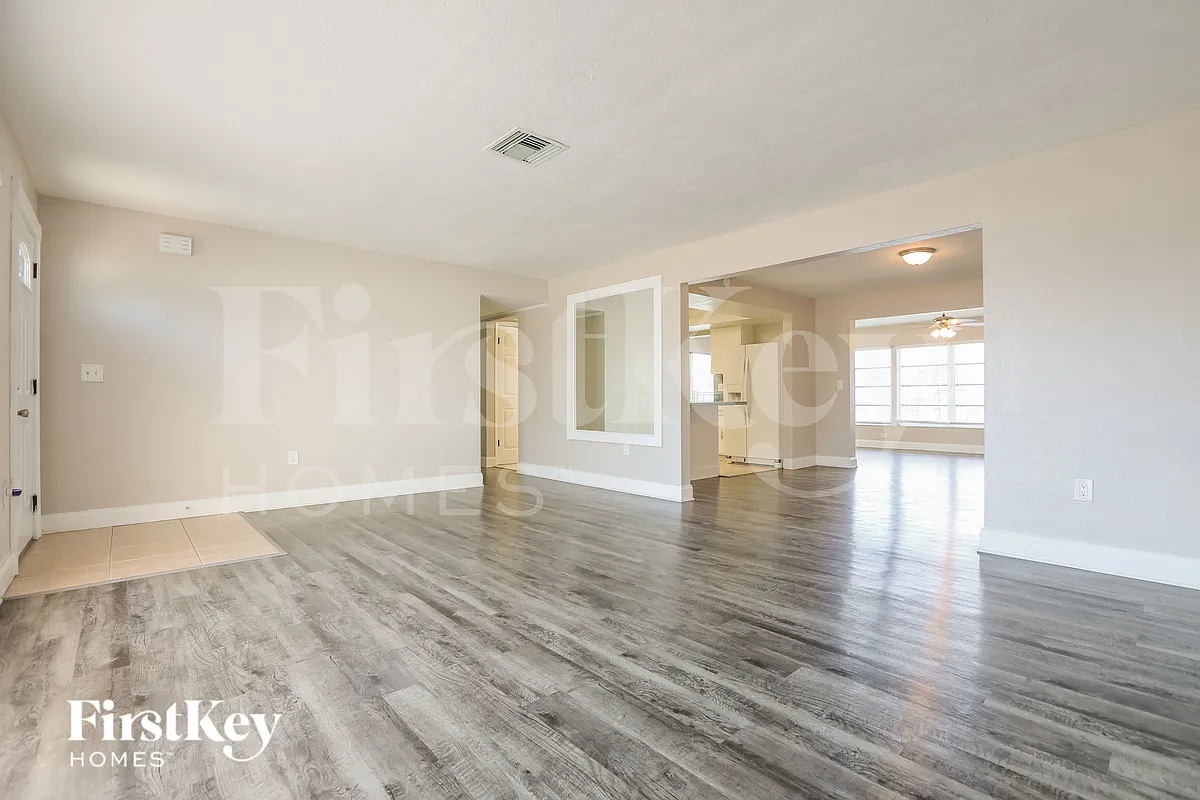 Building Photo - 63 Rotonda Cir
